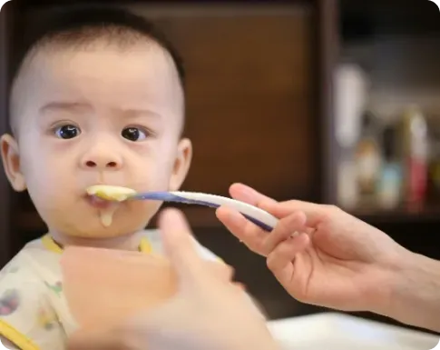 Bebé siendo alimentado